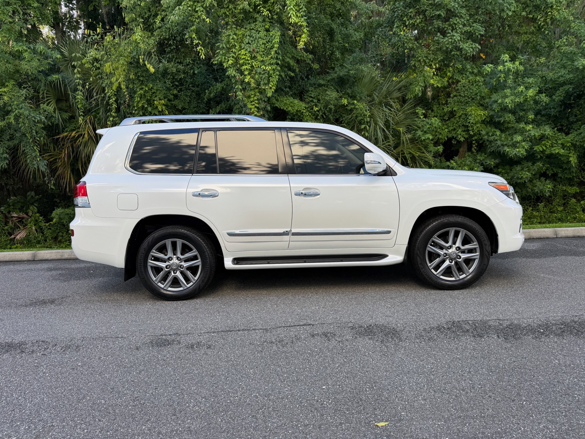 2013 Lexus LX 570 photo 11