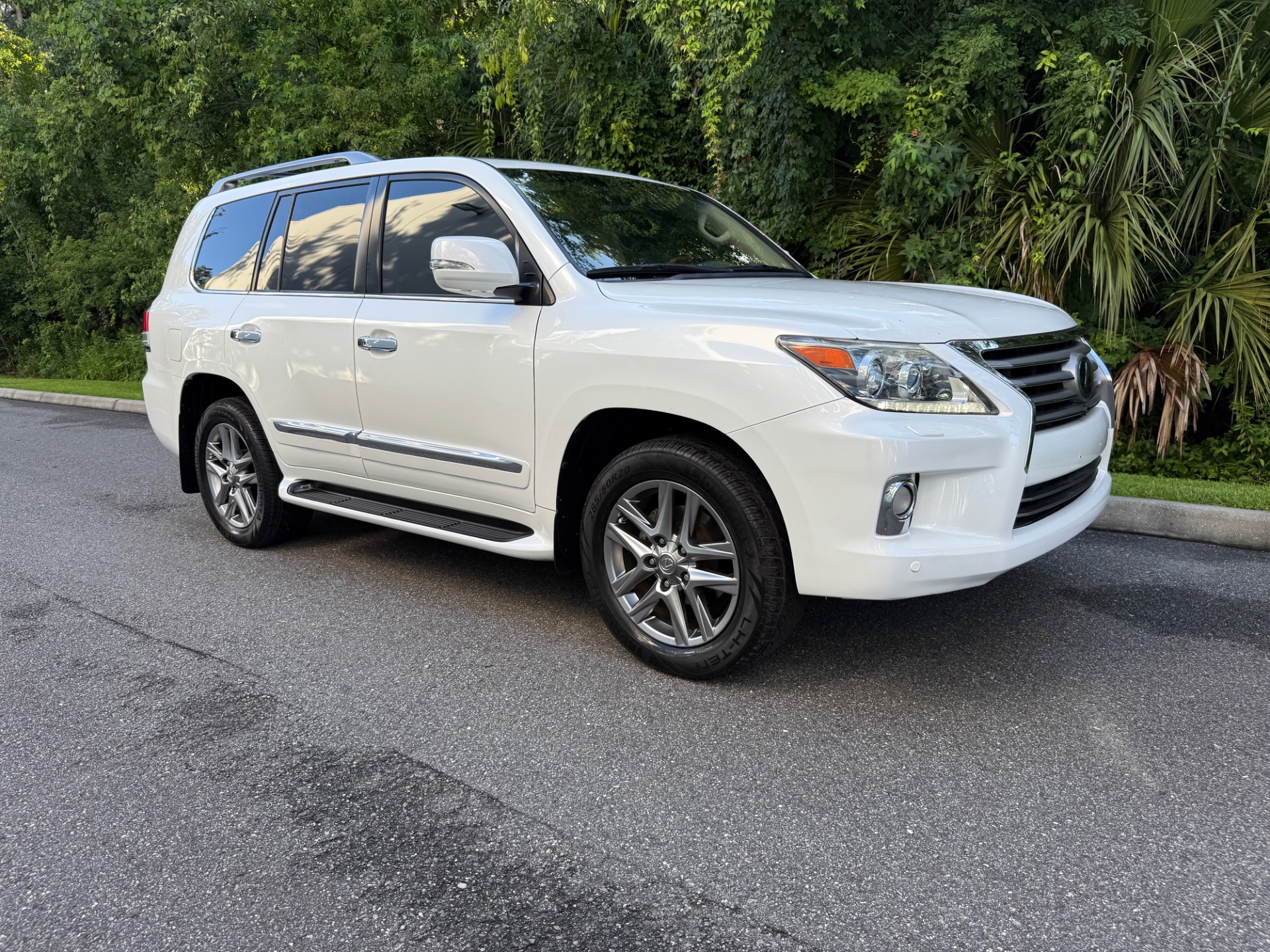 2013 Lexus LX 570 photo 12