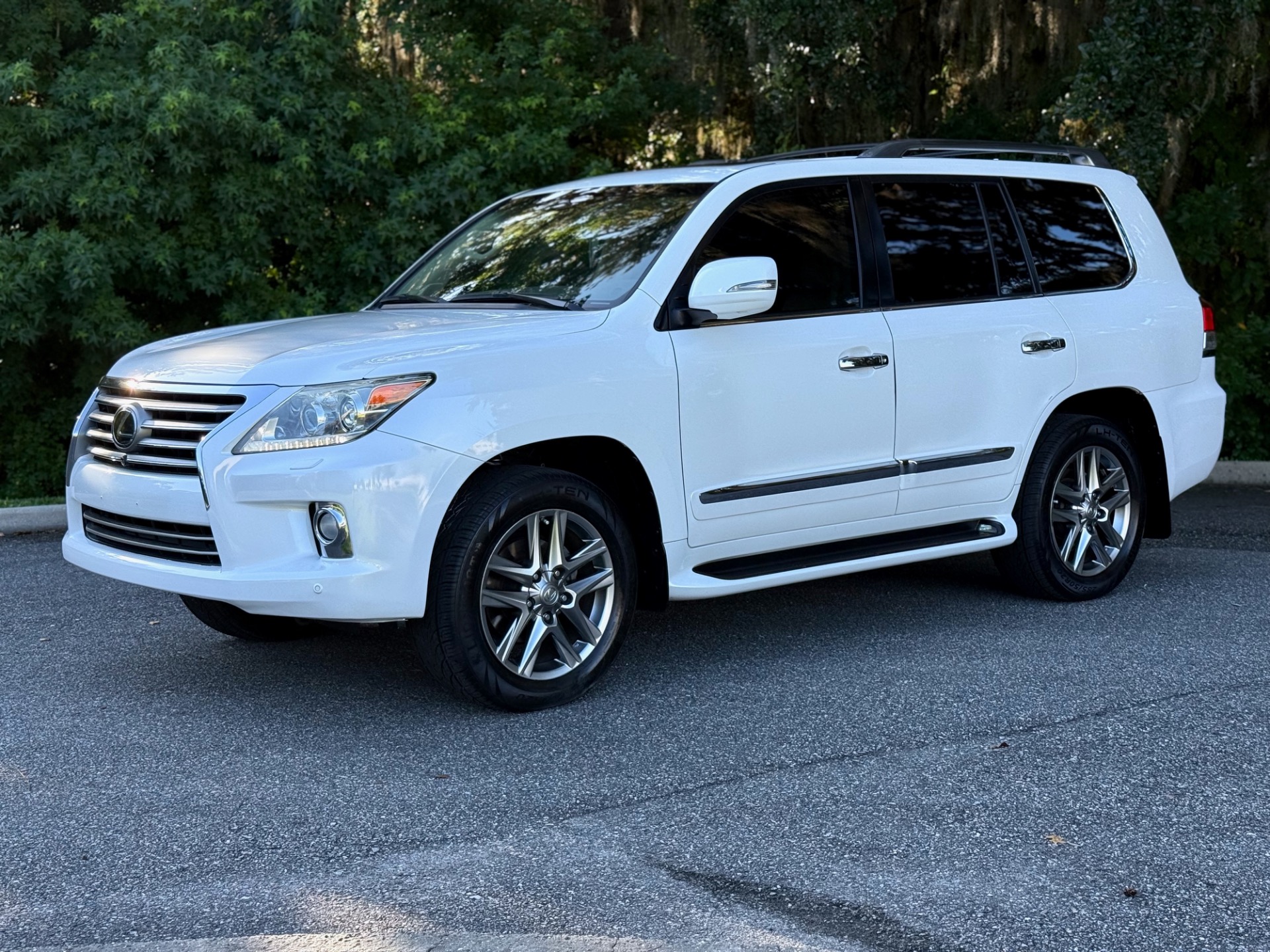 2013 Lexus LX 570 photo 2