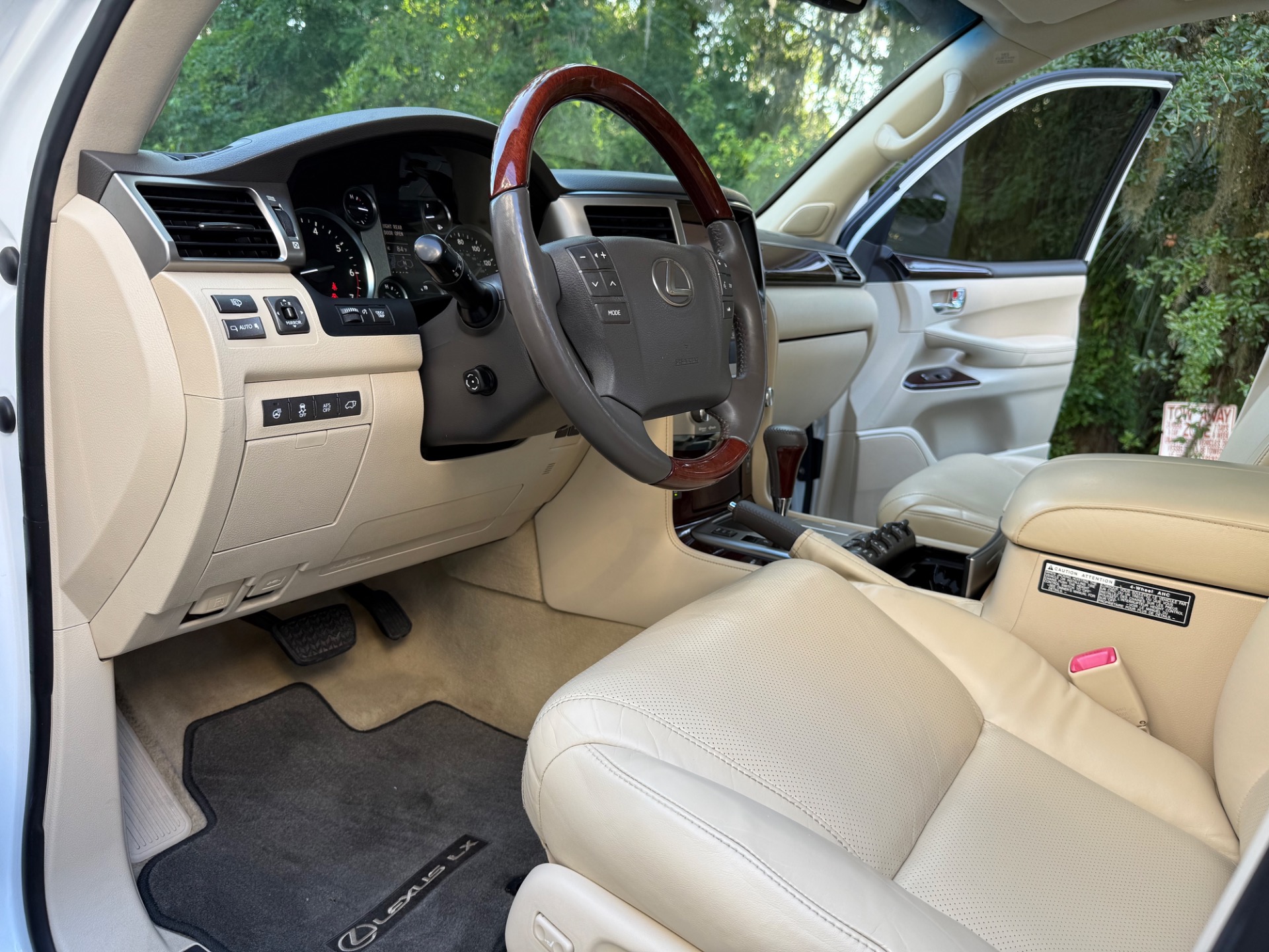 2013 Lexus LX 570 photo 21