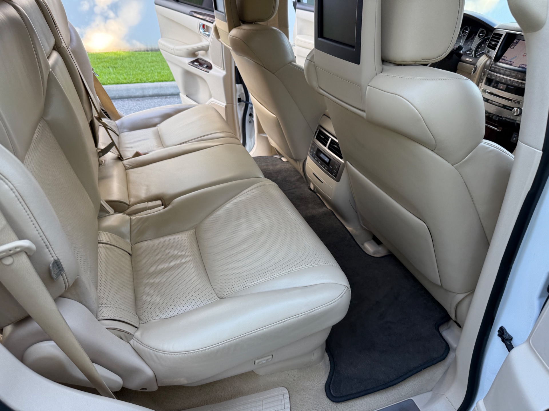 2013 Lexus LX 570 photo 24