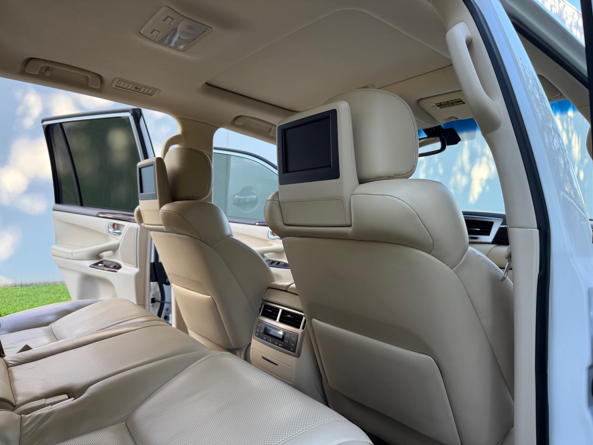 2013 Lexus LX 570 photo 25