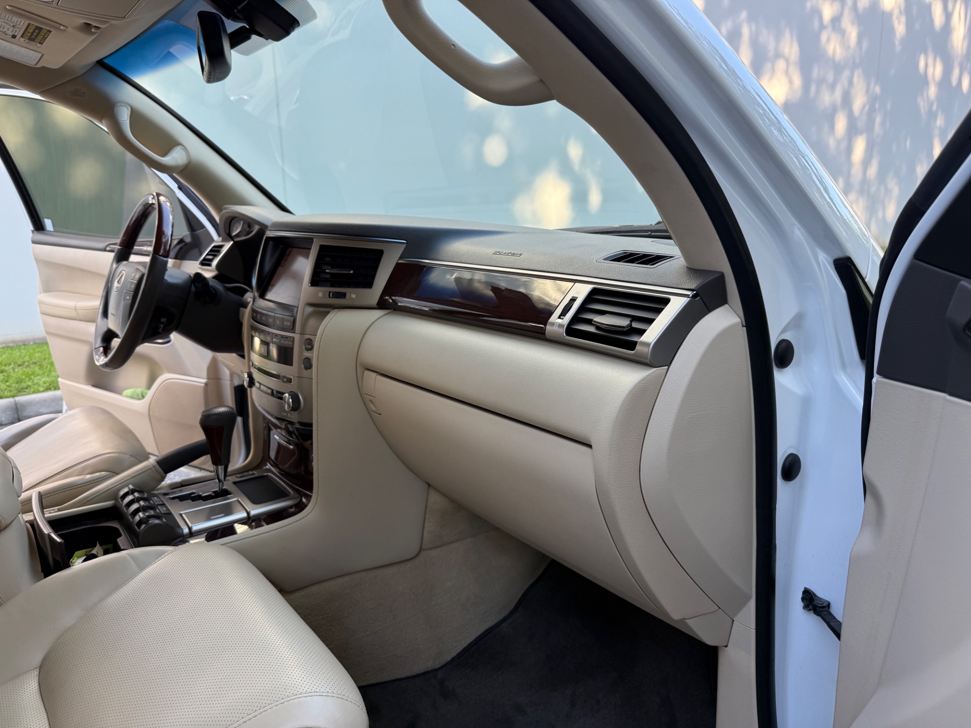 2013 Lexus LX 570 photo 26