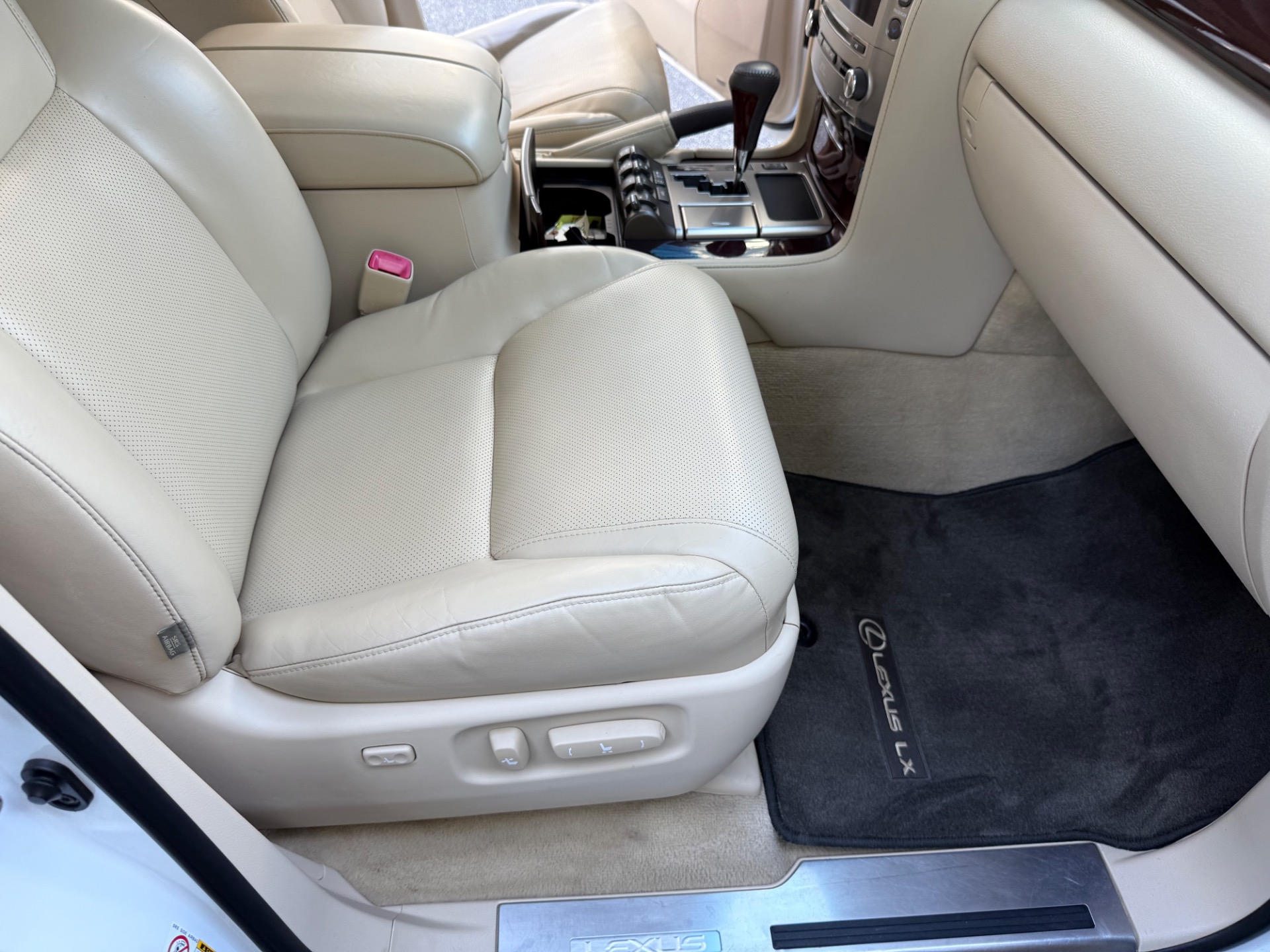 2013 Lexus LX 570 photo 27