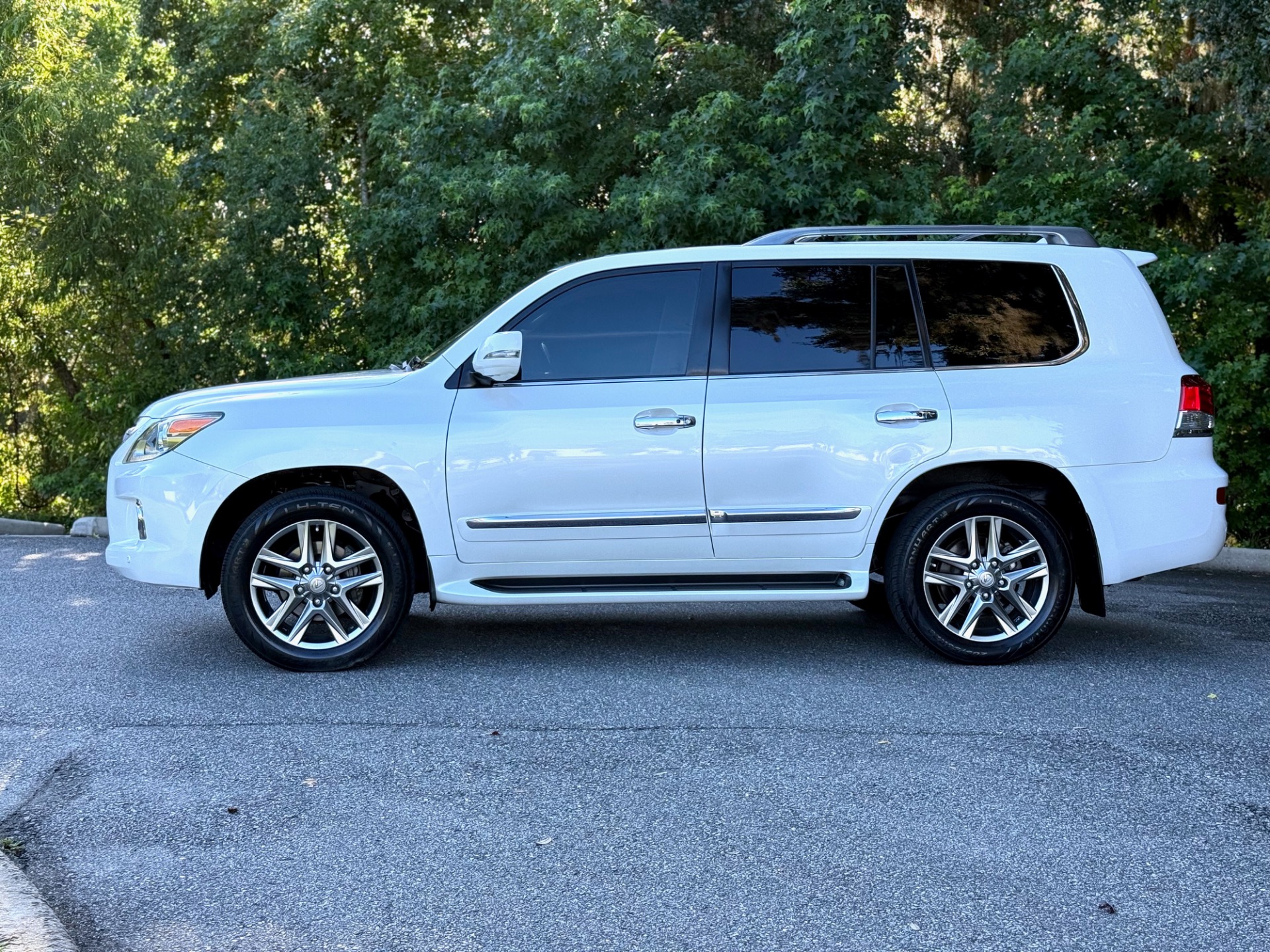 2013 Lexus LX 570 photo 4