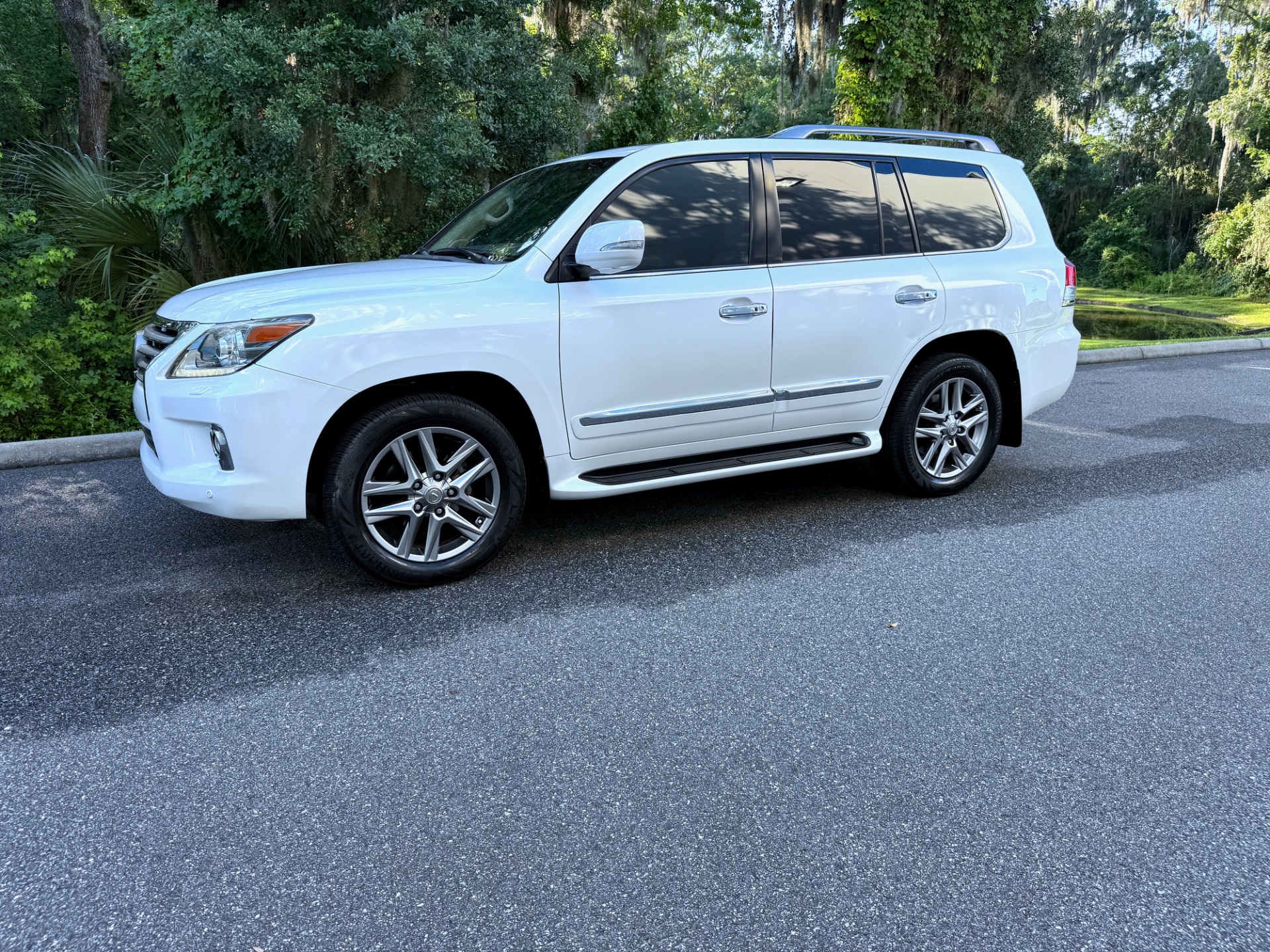 2013 Lexus LX 570 photo 8