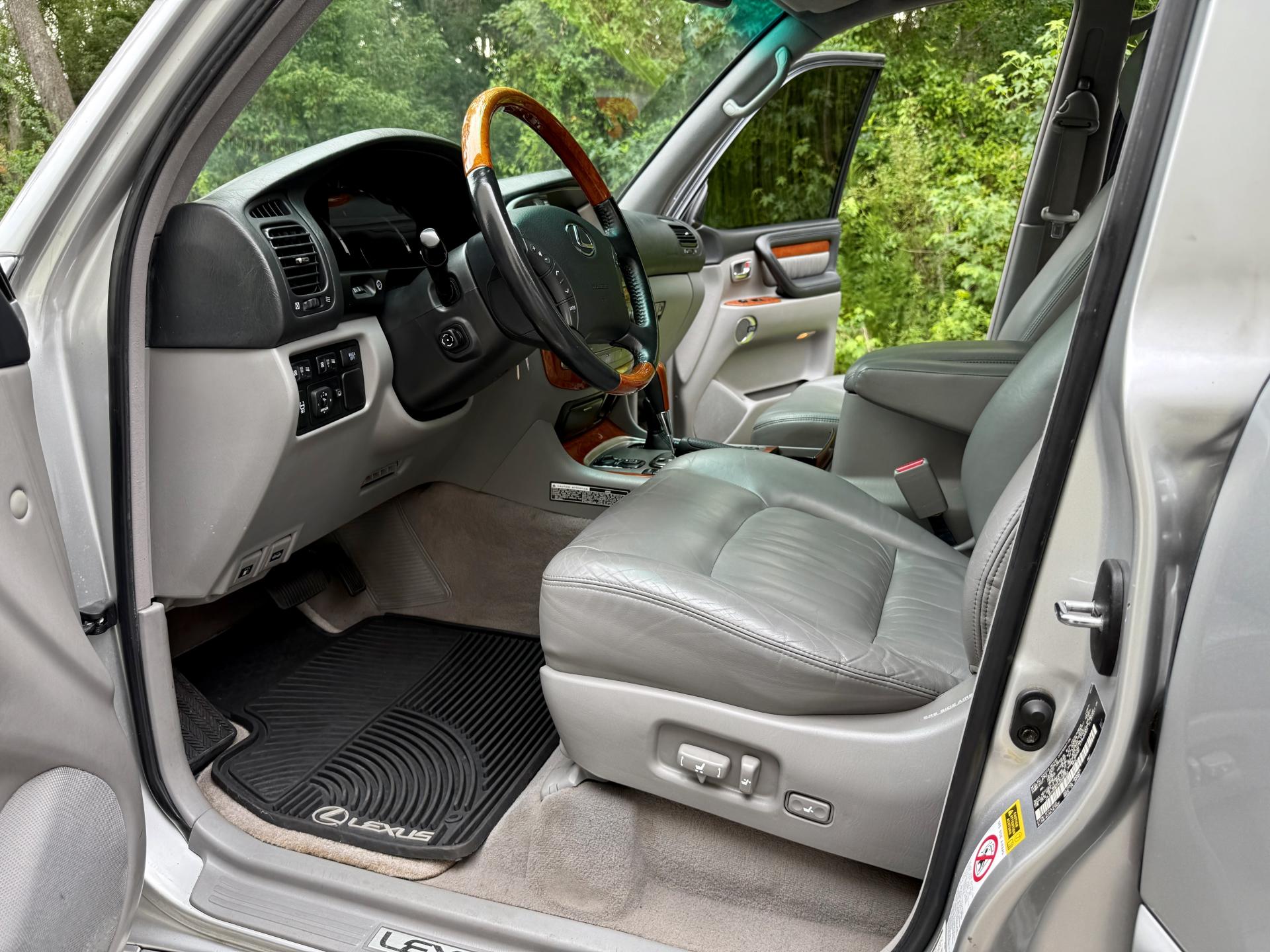 2006 Lexus LX 470 photo 12