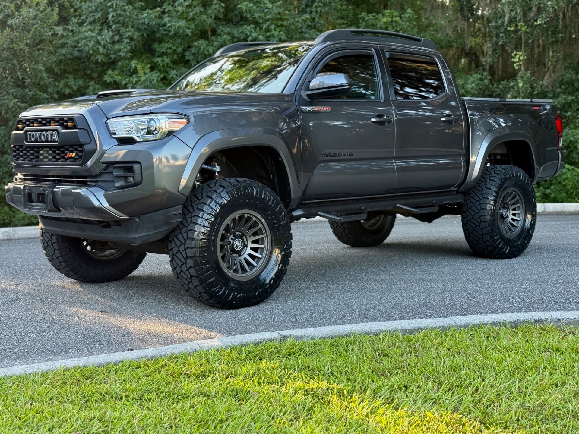 2016 Toyota Tacoma TRD Sport photo 10