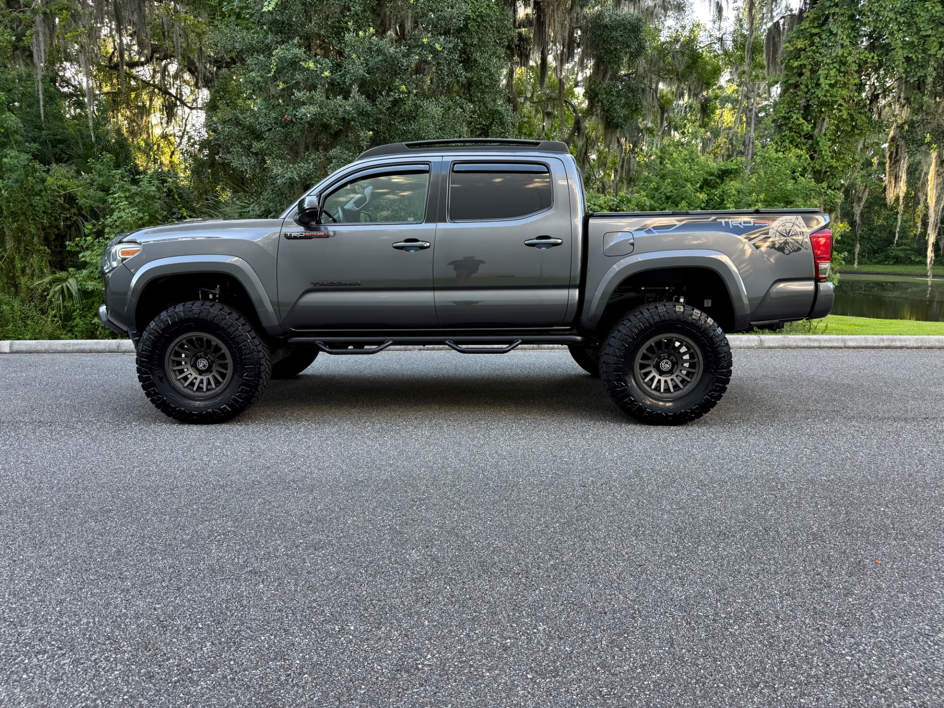 2016 Toyota Tacoma TRD Sport photo 13