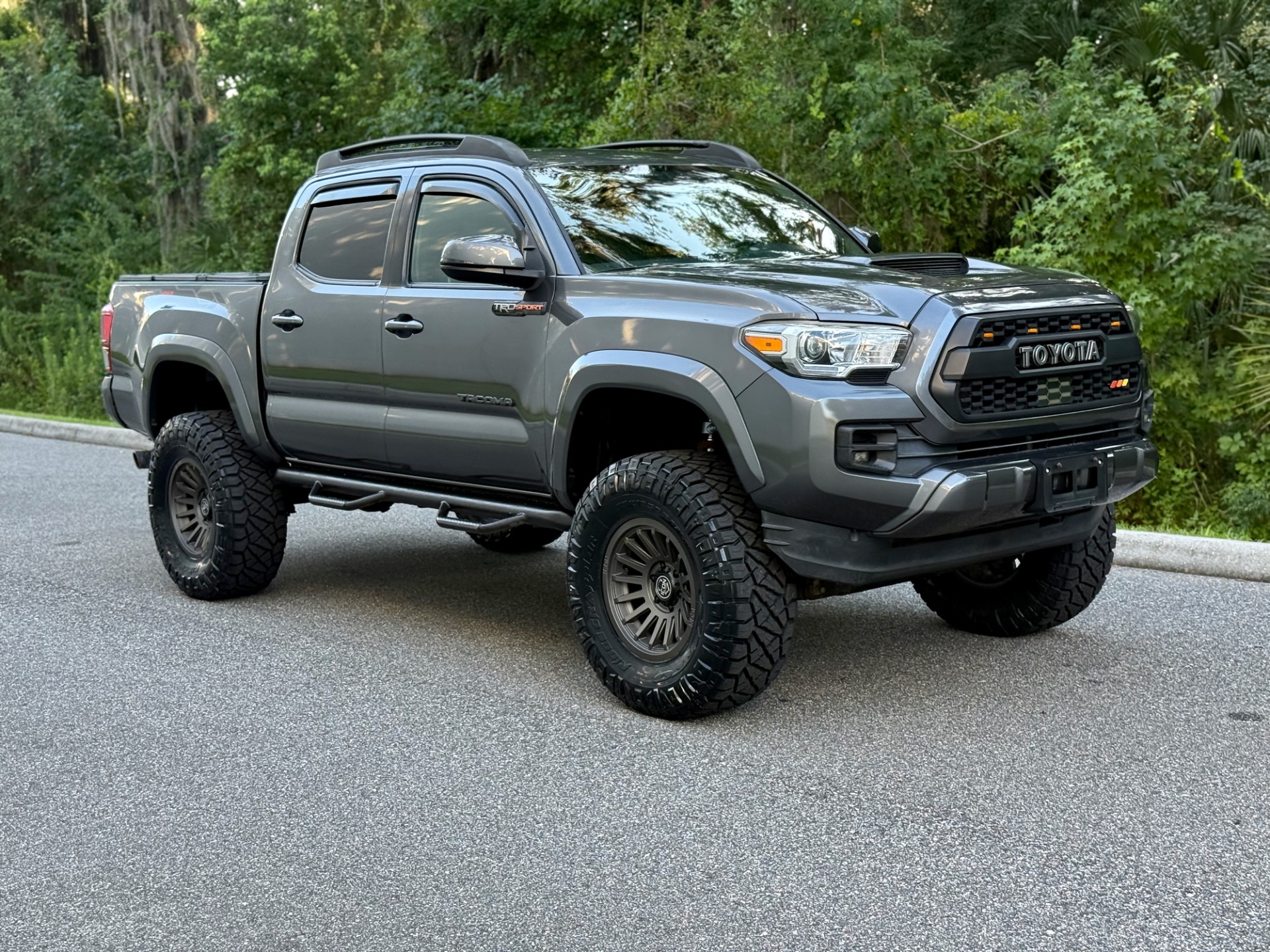 2016 Toyota Tacoma TRD Sport photo 2