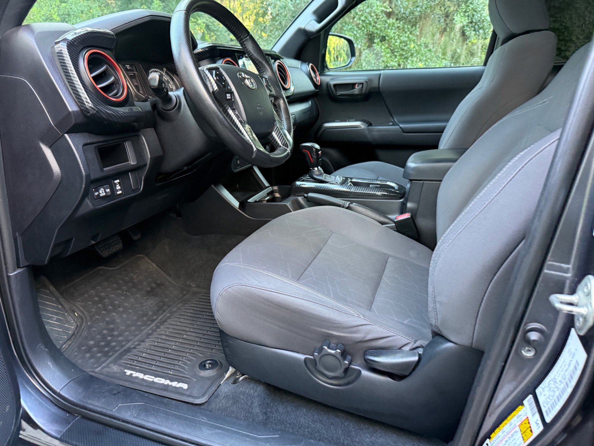 2016 Toyota Tacoma TRD Sport photo 21