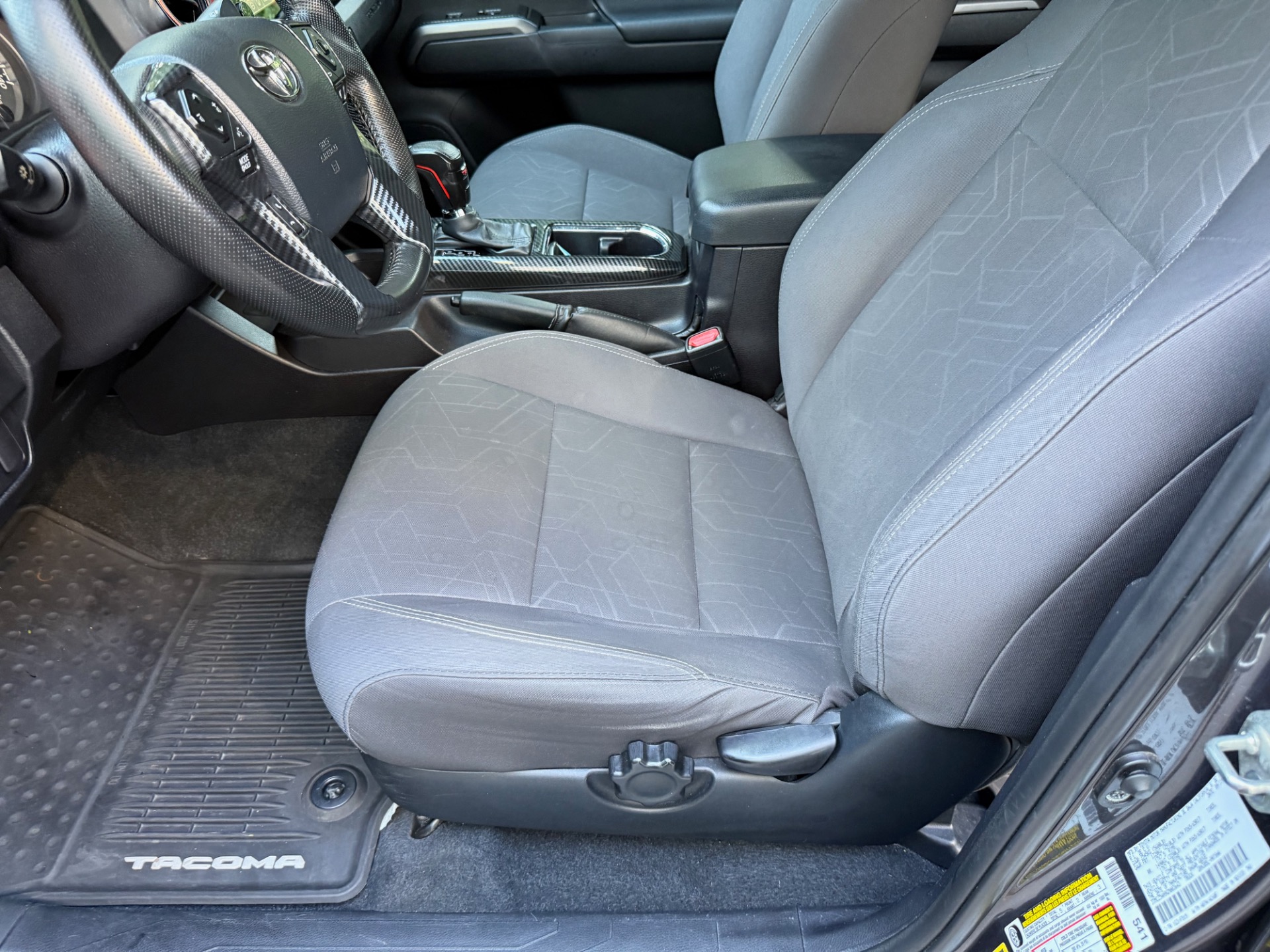 2016 Toyota Tacoma TRD Sport photo 22