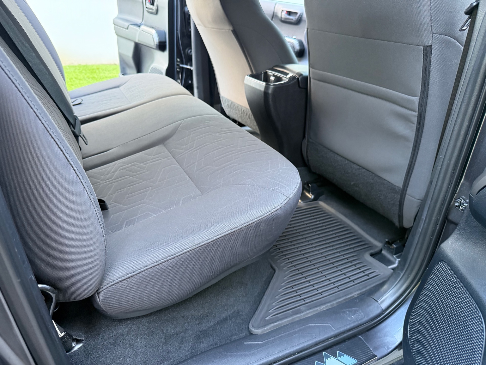 2016 Toyota Tacoma TRD Sport photo 23