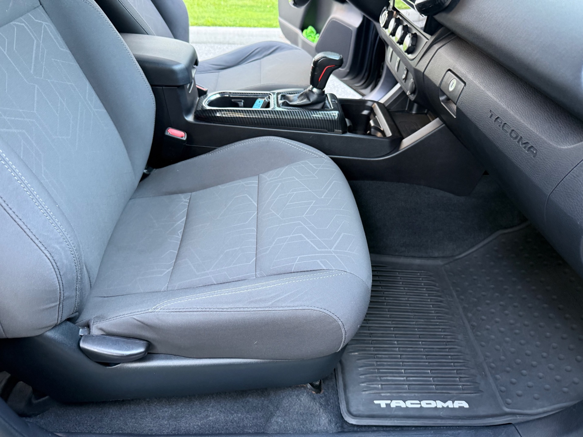 2016 Toyota Tacoma TRD Sport photo 25