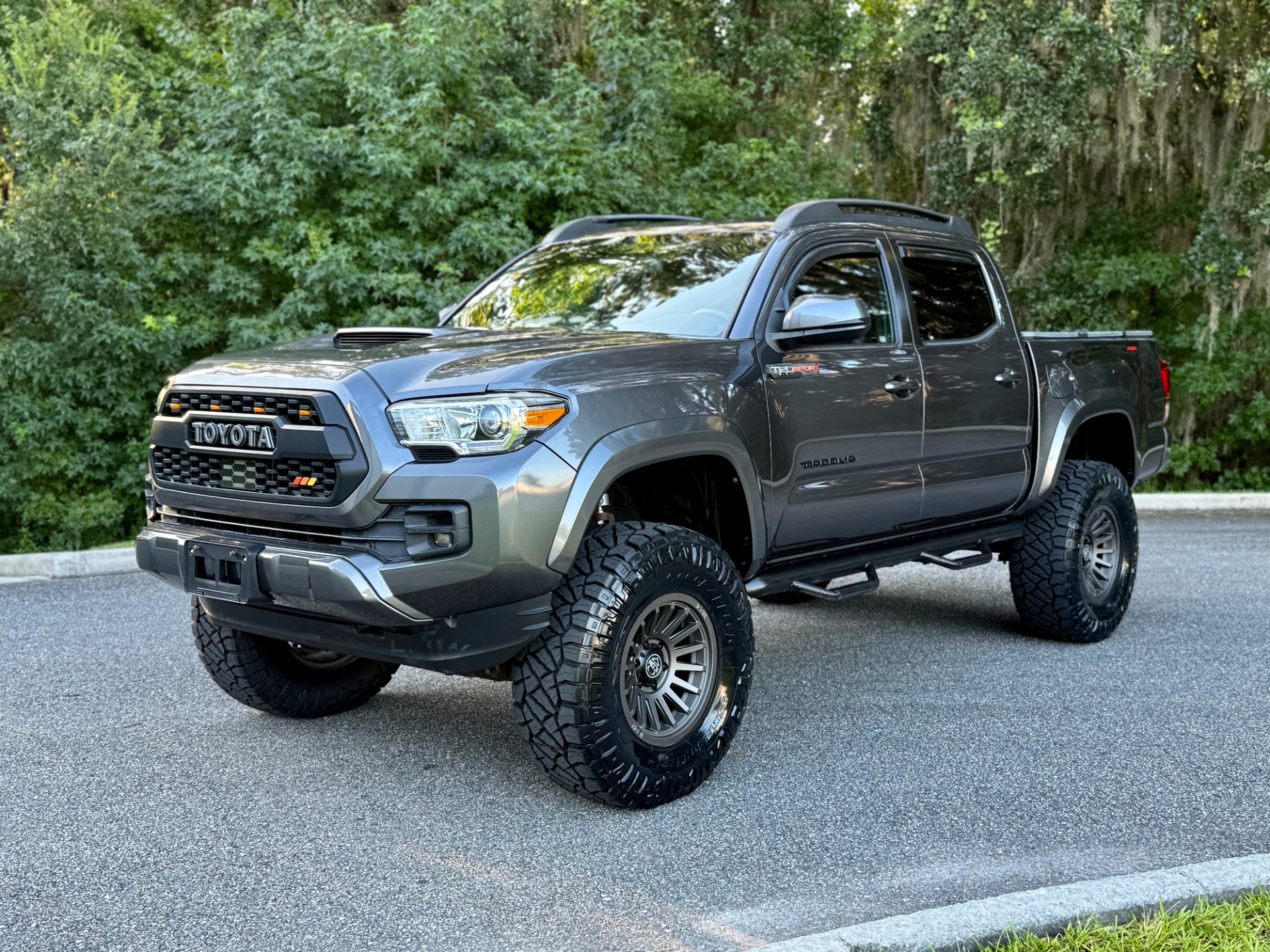 2016 Toyota Tacoma TRD Sport photo 3