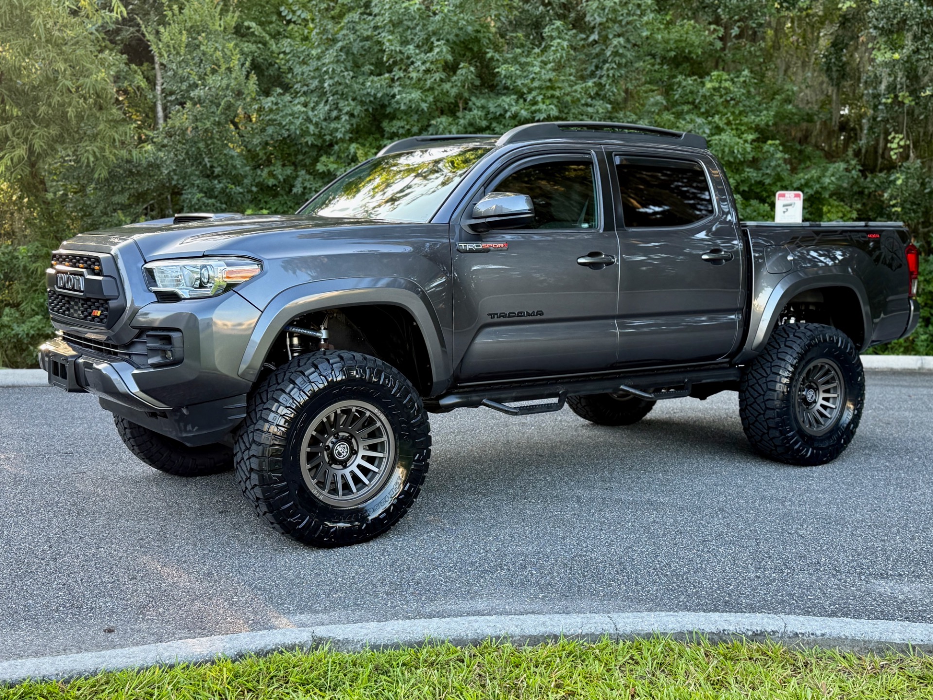 2016 Toyota Tacoma TRD Sport photo 4