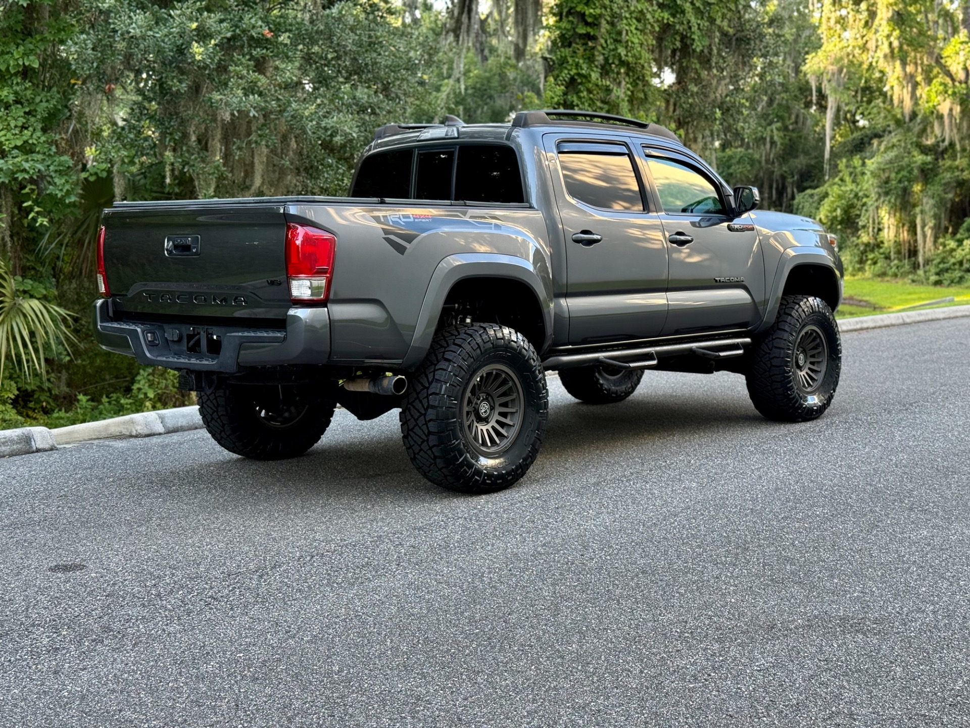 2016 Toyota Tacoma TRD Sport photo 5
