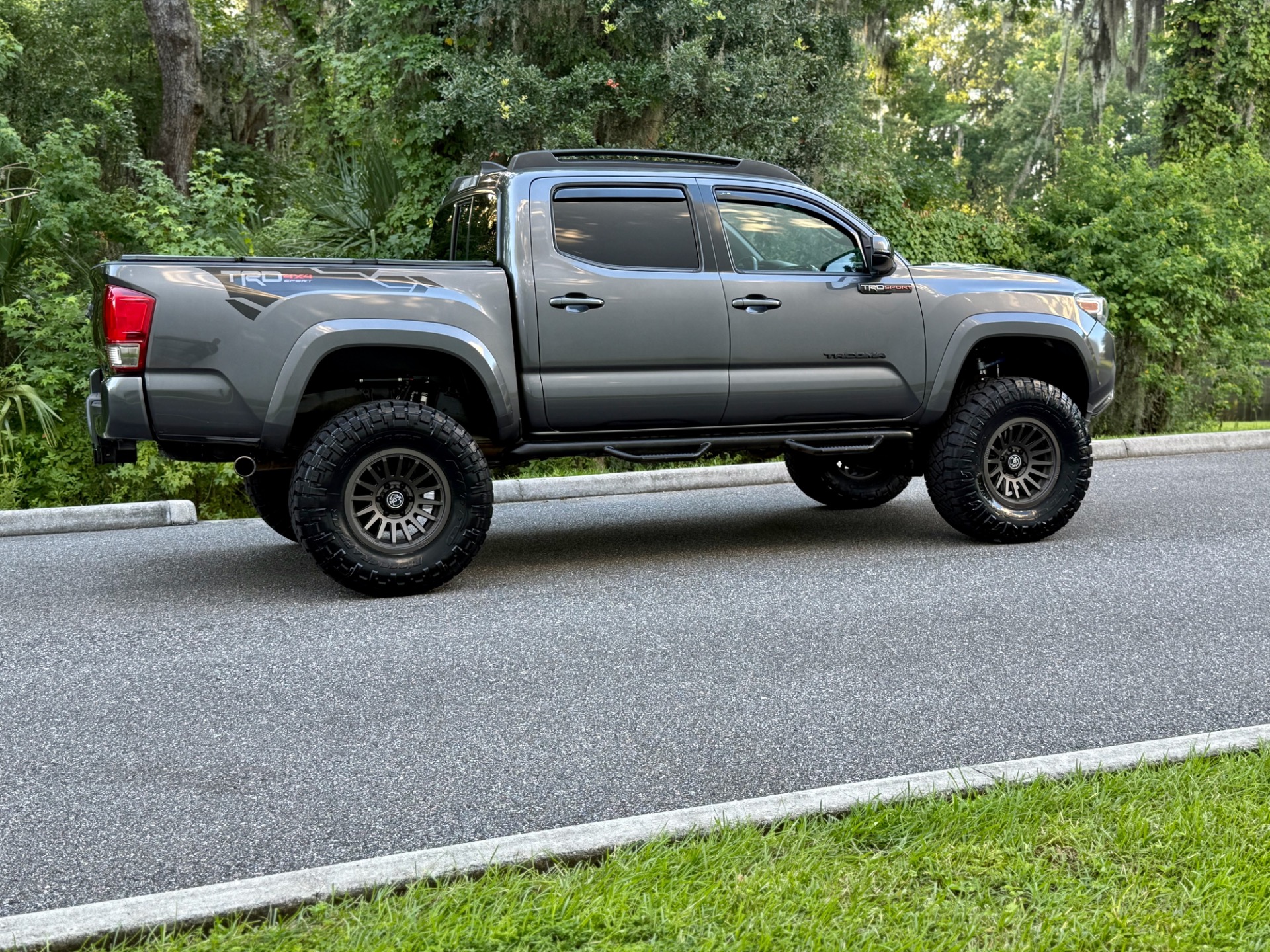 2016 Toyota Tacoma TRD Sport photo 6