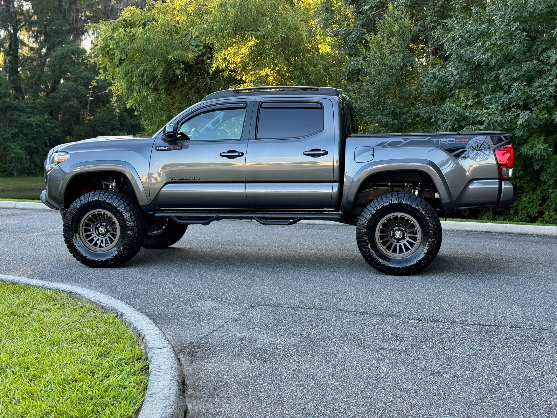 2016 Toyota Tacoma TRD Sport photo 8