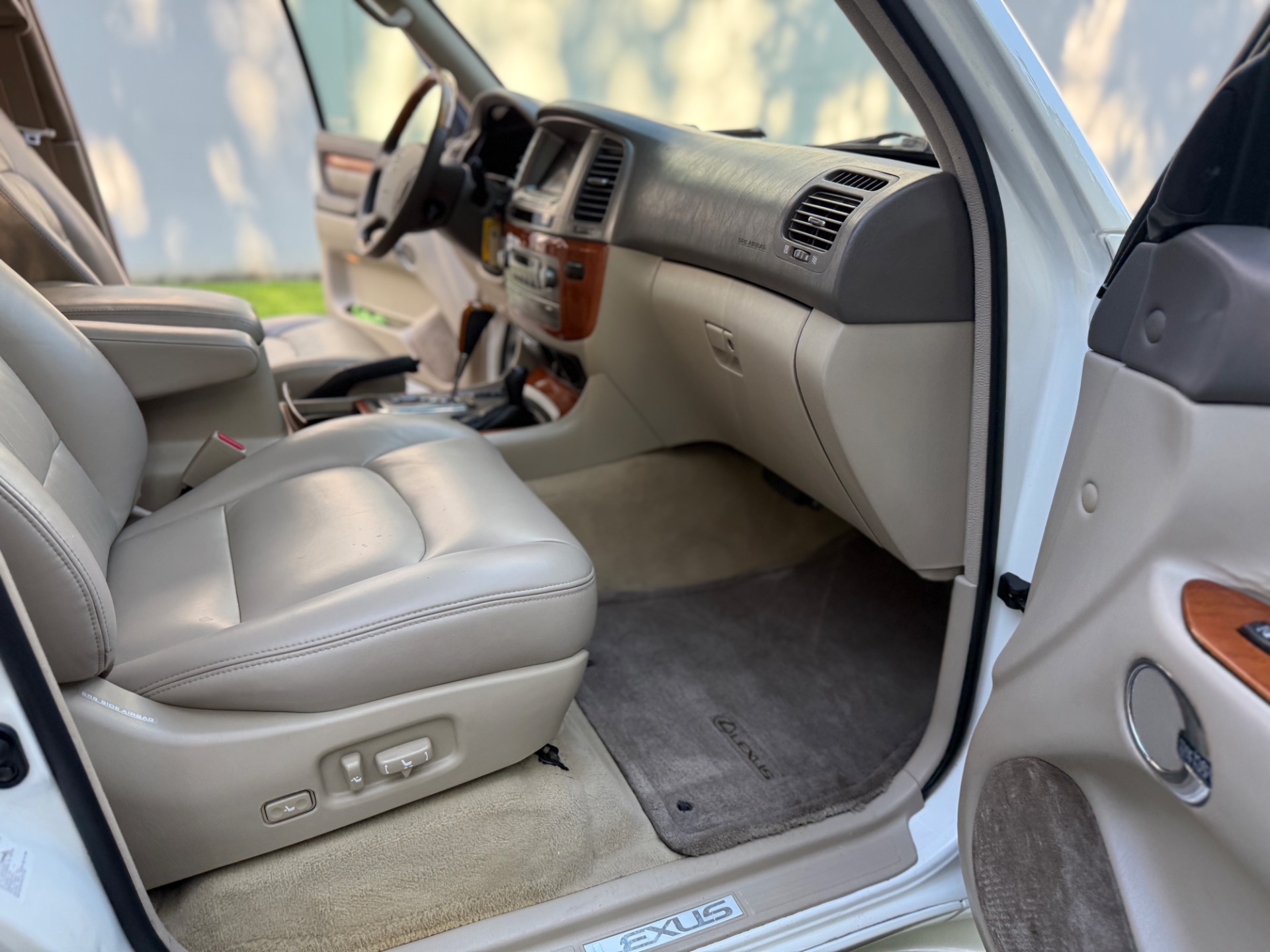 2006 Lexus LX 470 photo 24