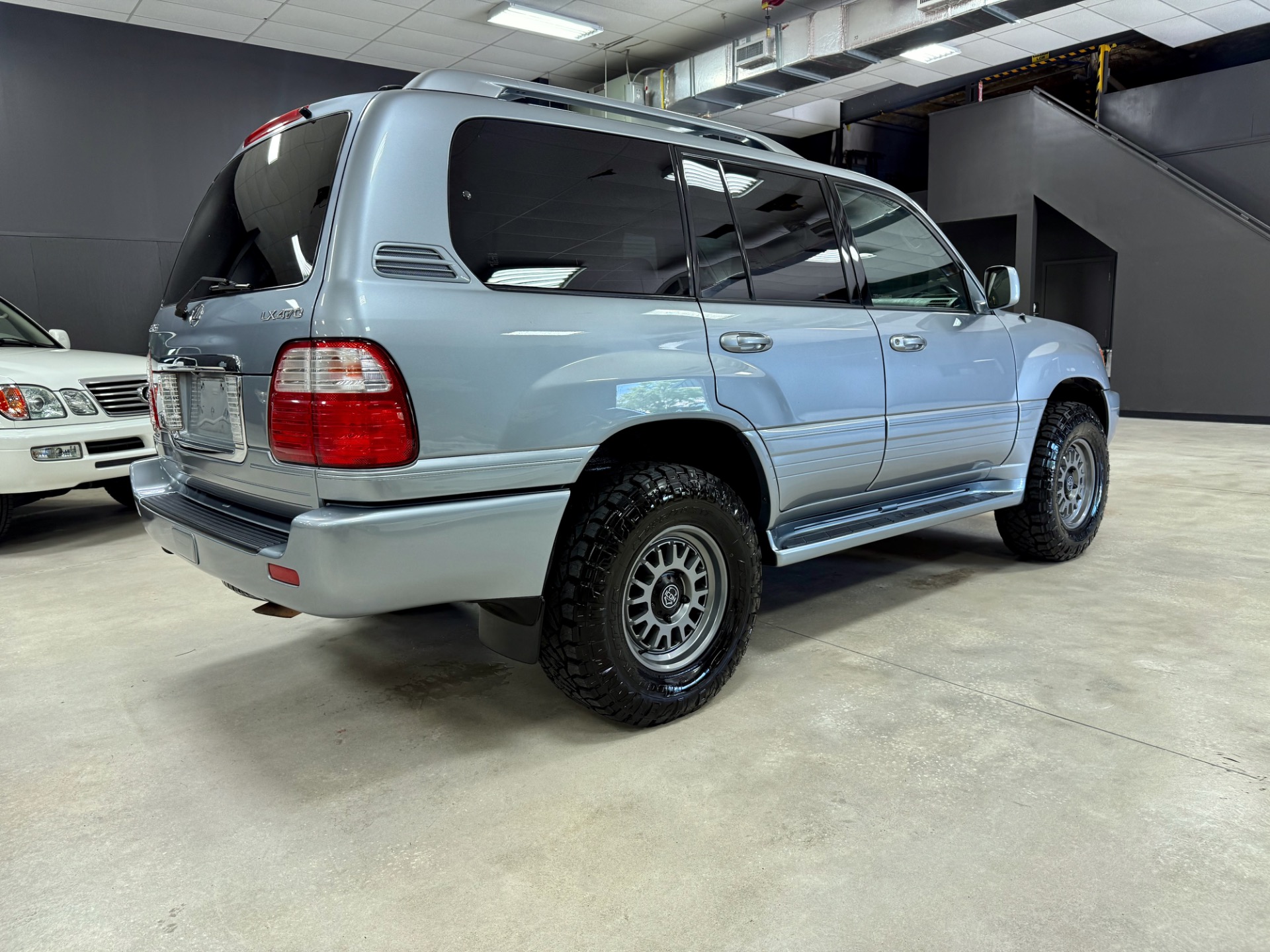2005 Lexus LX 470 photo 12
