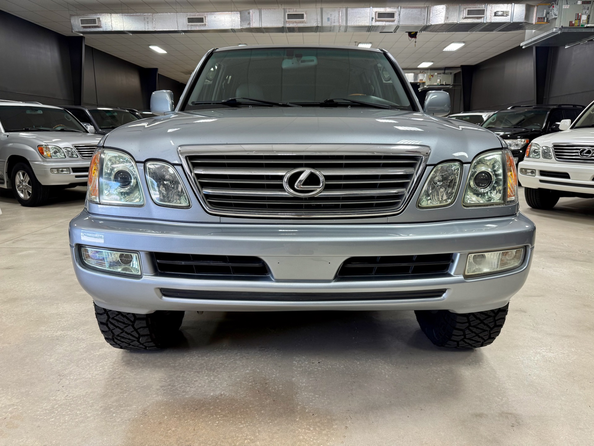 2005 Lexus LX 470 photo 13