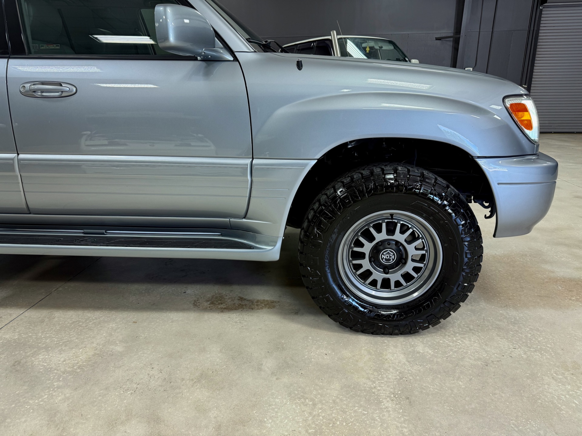 2005 Lexus LX 470 photo 14