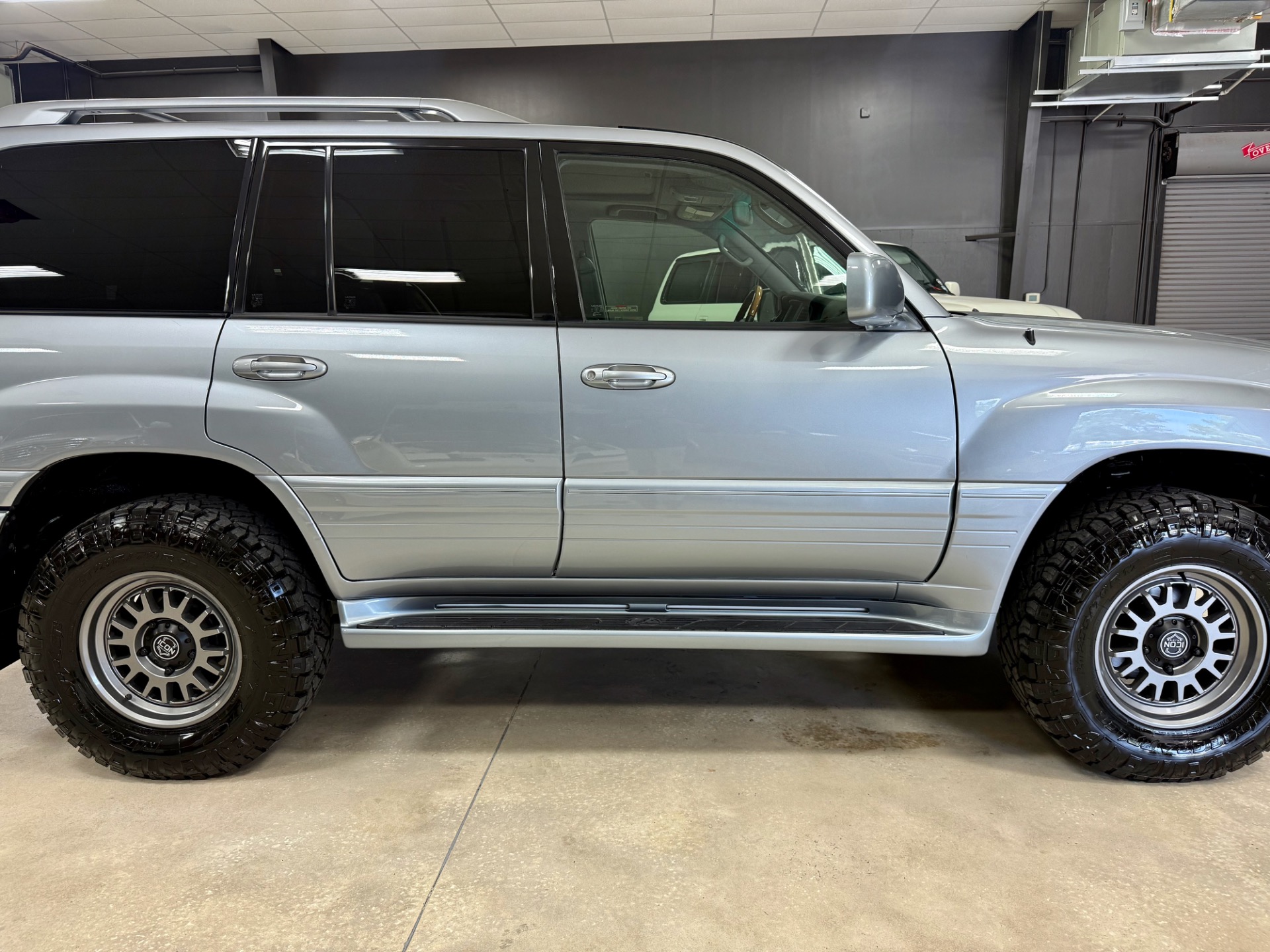 2005 Lexus LX 470 photo 15