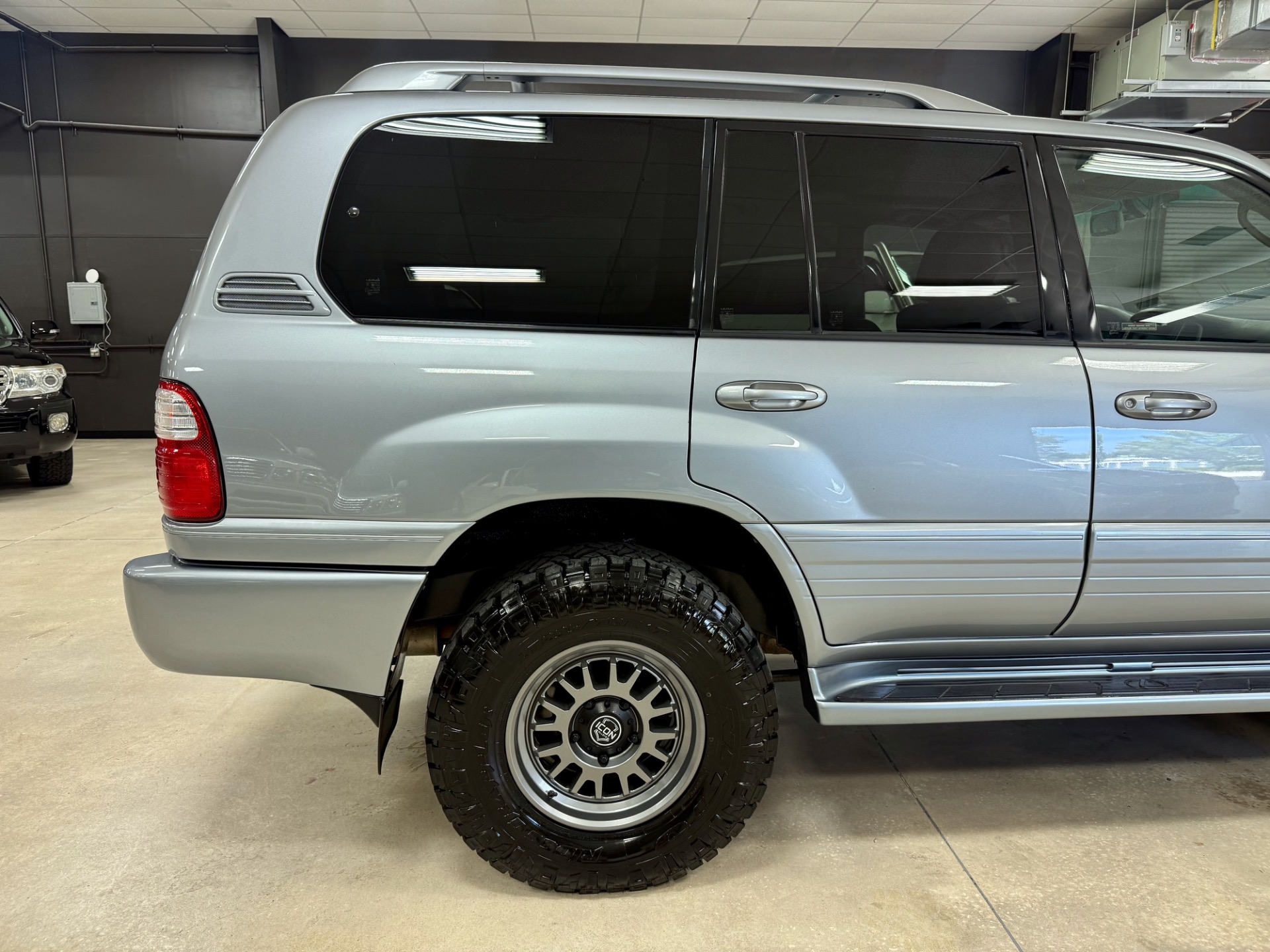 2005 Lexus LX 470 photo 16