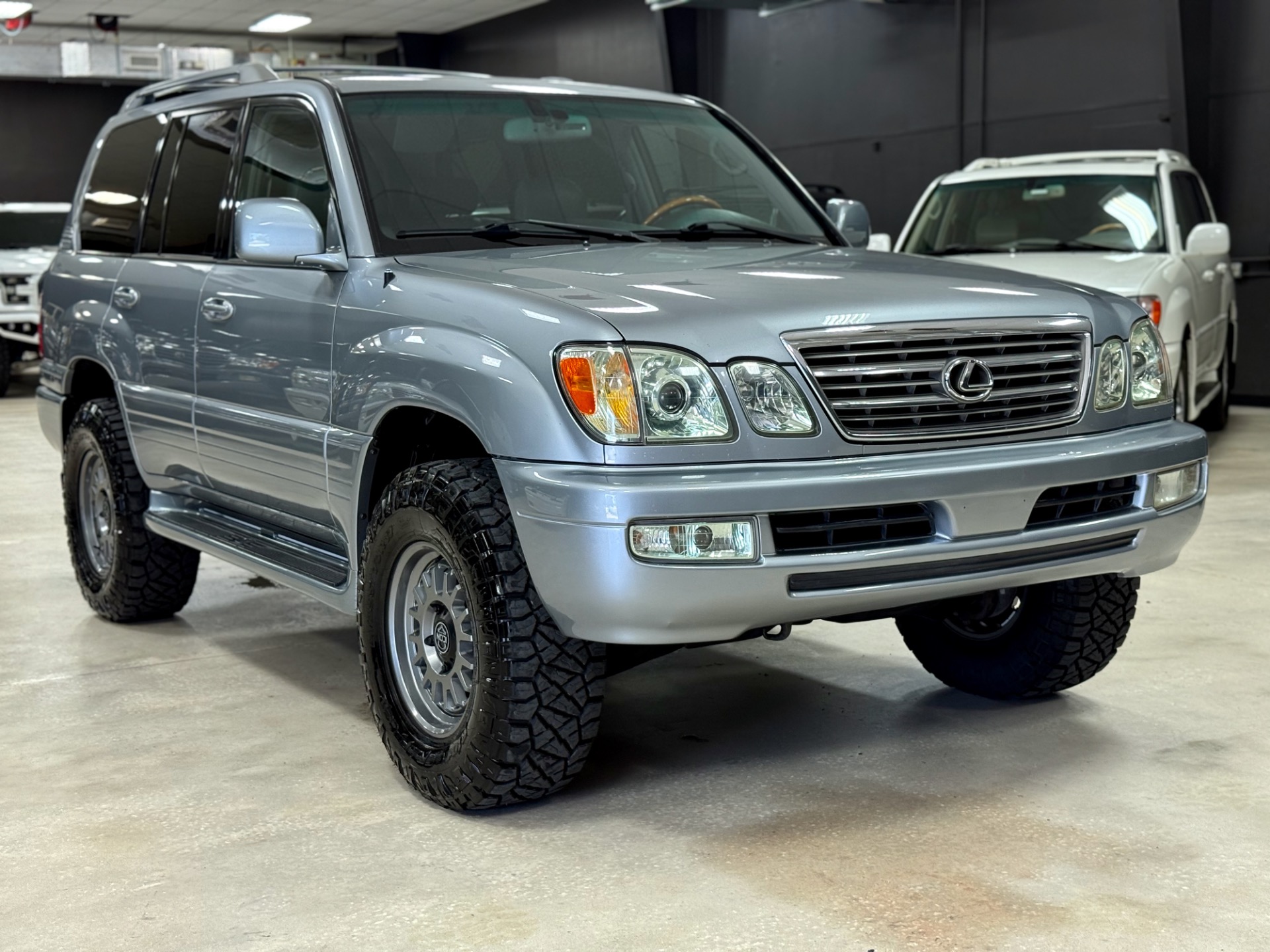 2005 Lexus LX 470 photo 3