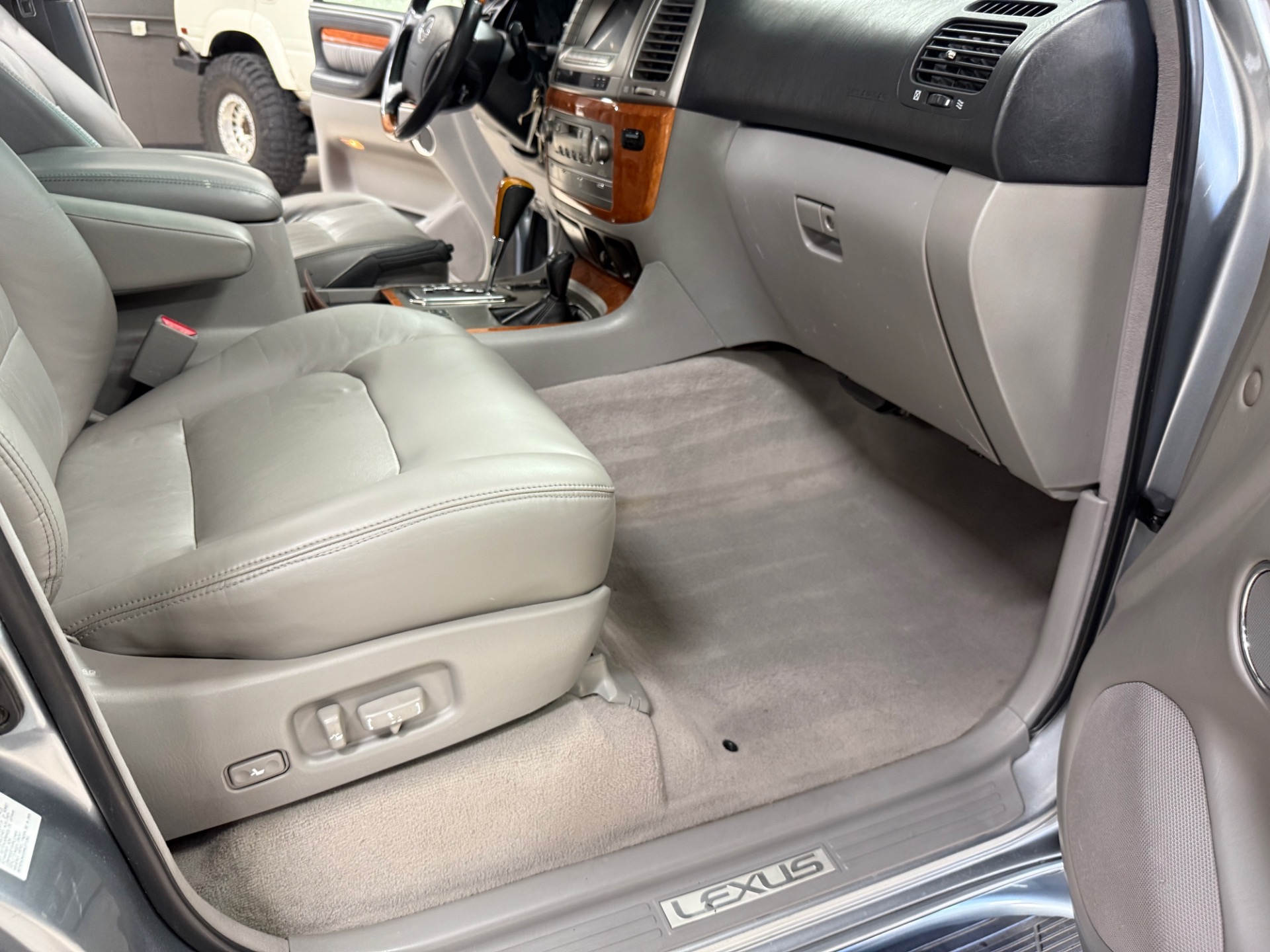 2005 Lexus LX 470 photo 22