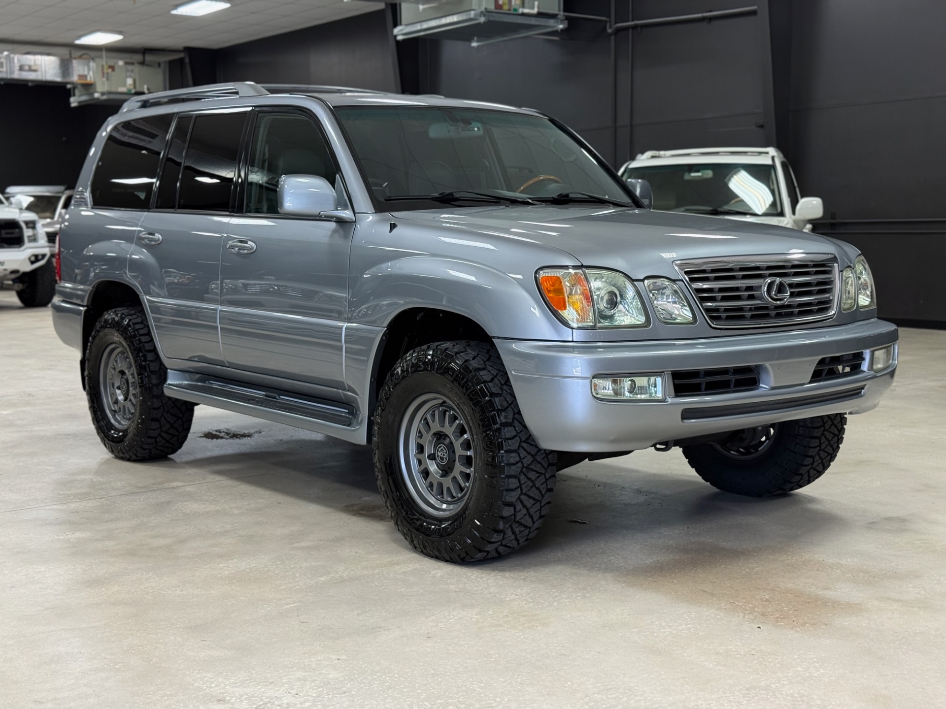2005 Lexus LX 470 photo 2