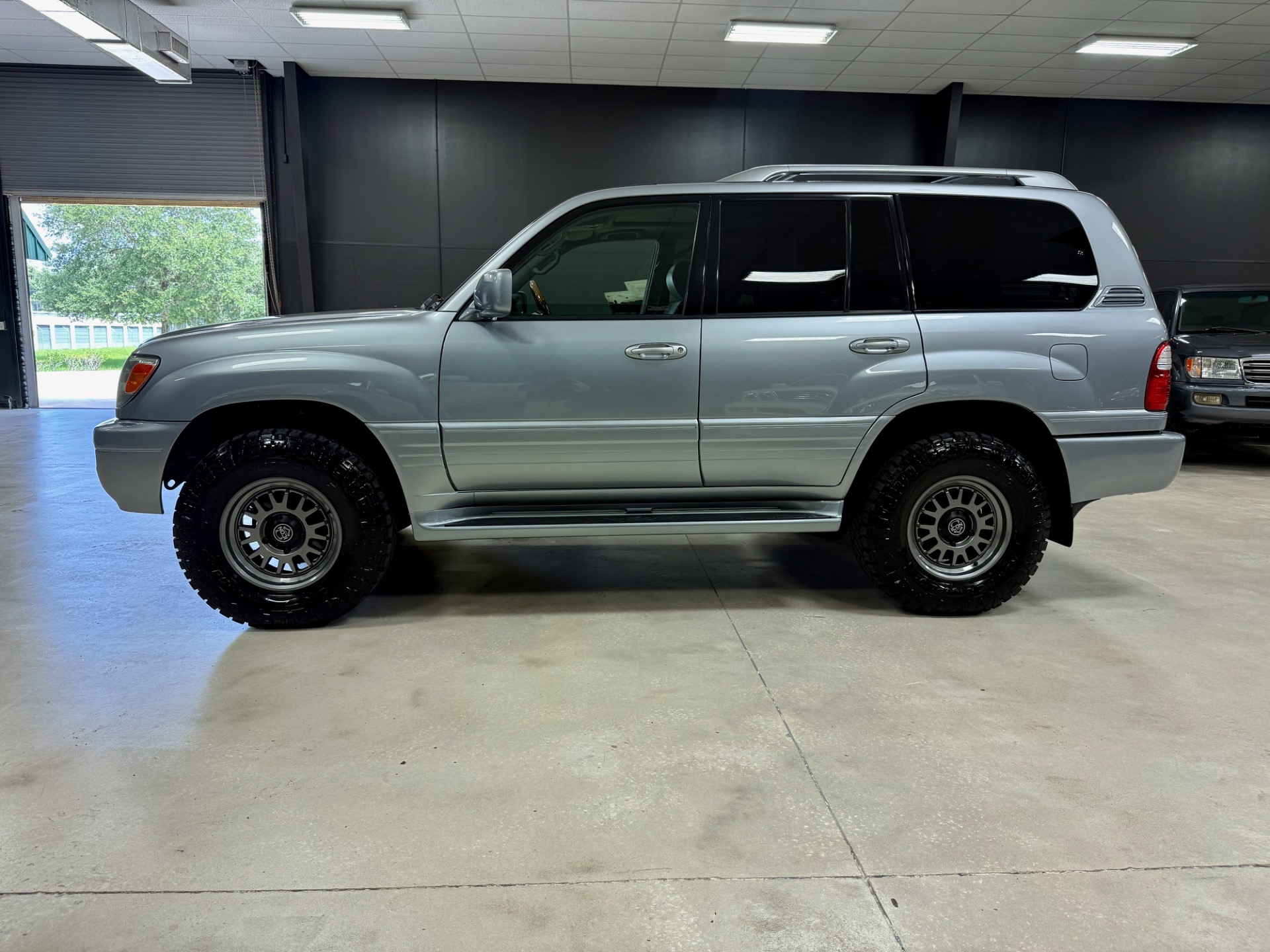 2005 Lexus LX 470 photo 8