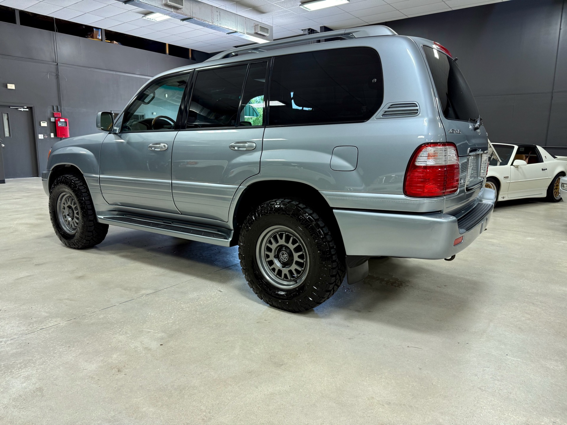 2005 Lexus LX 470 photo 9