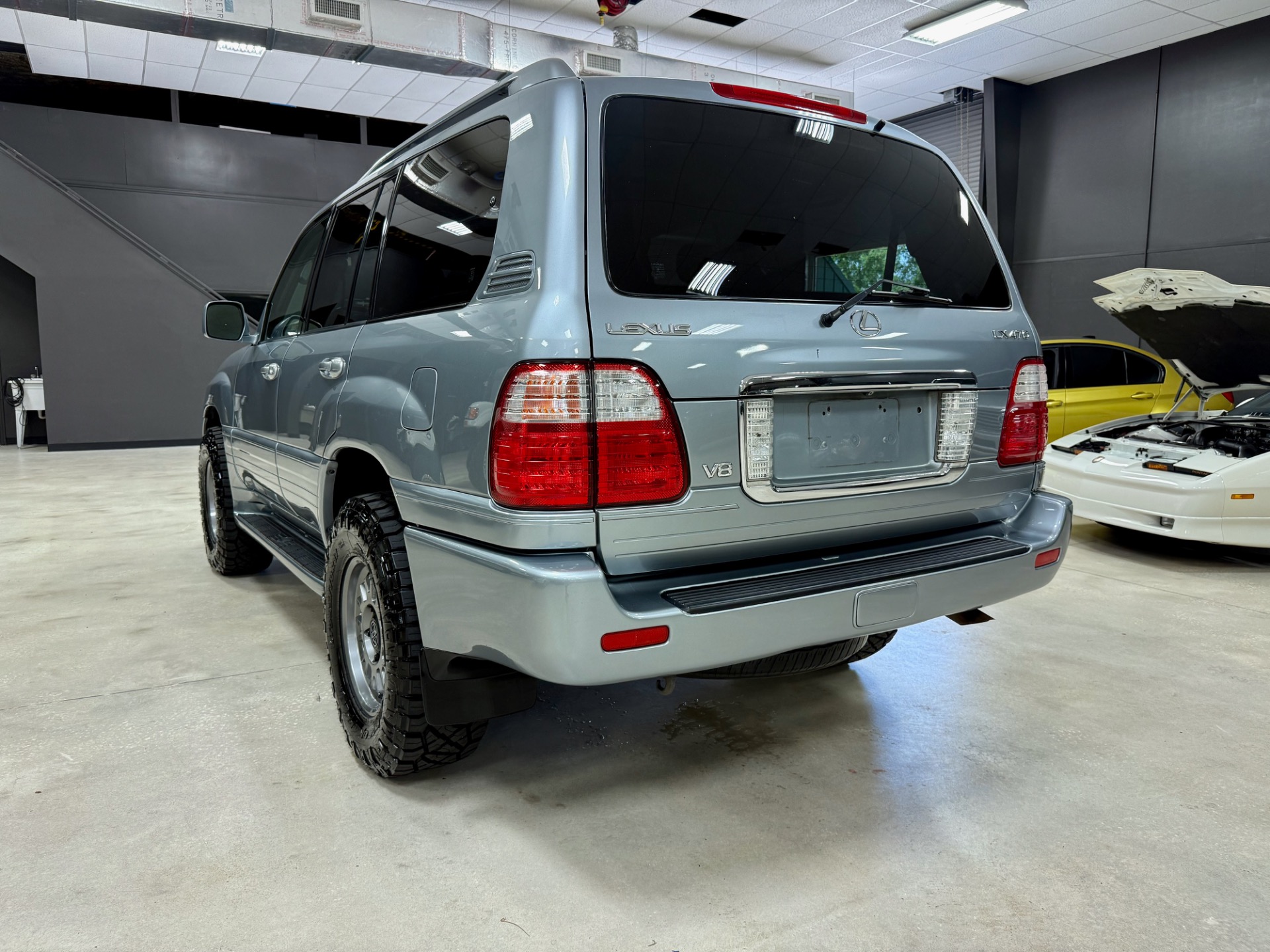 2005 Lexus LX 470 photo 10