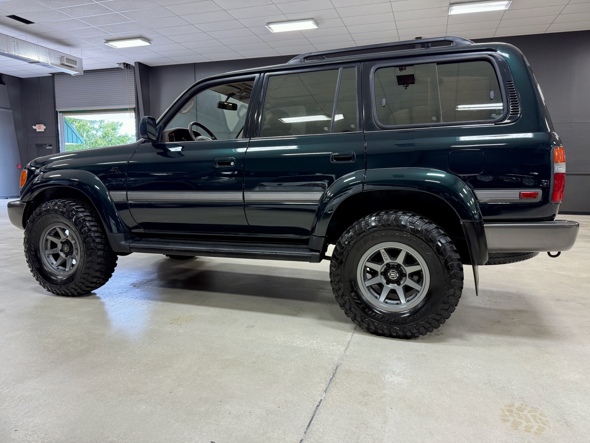 1997 Toyota Land Cruiser Limited photo 2