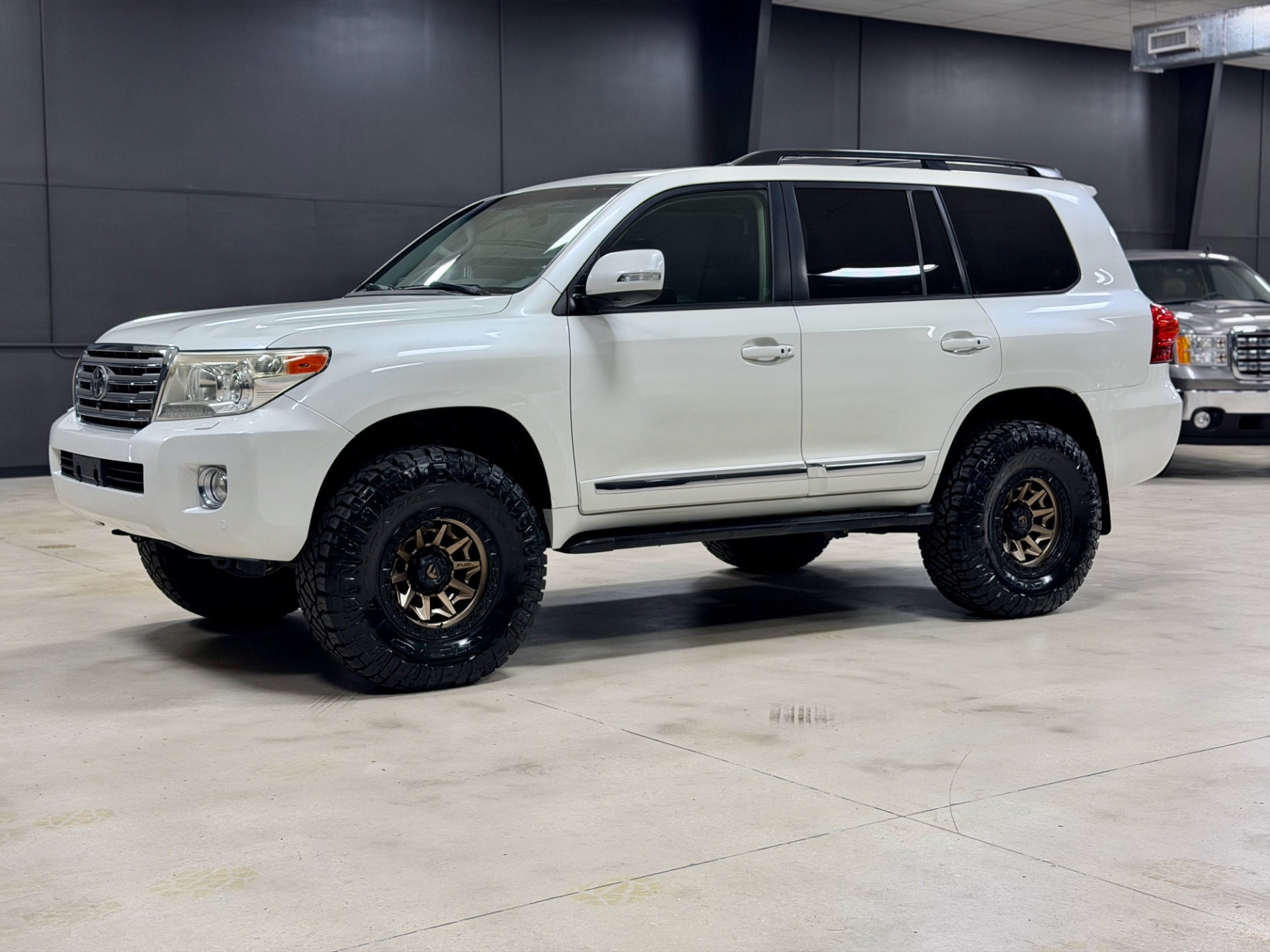 2013 Toyota Land Cruiser VX photo 3