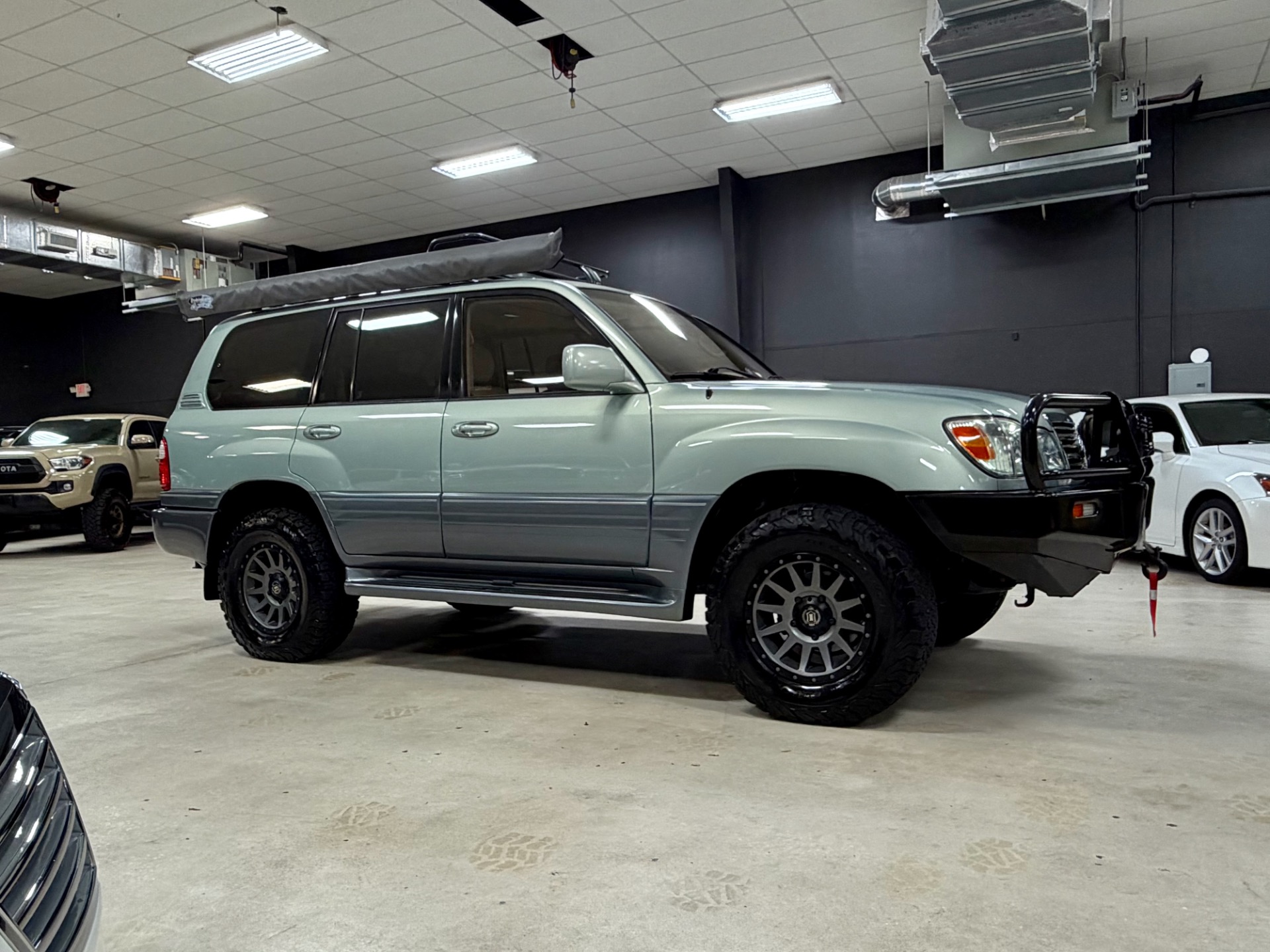 2003 Lexus LX 470 photo 2