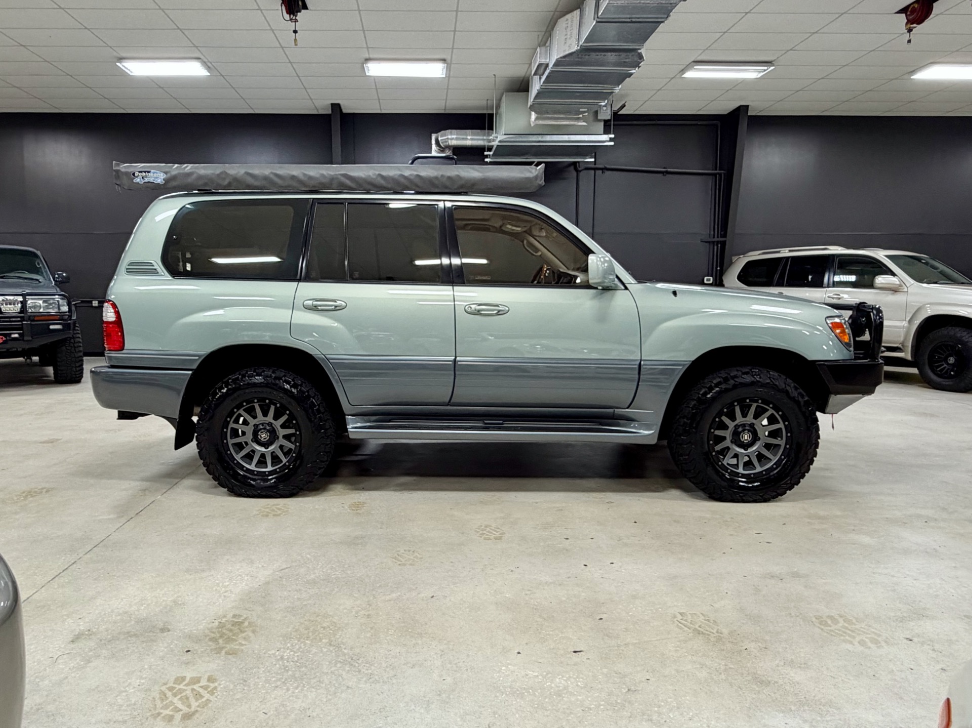 2003 Lexus LX 470 photo 4