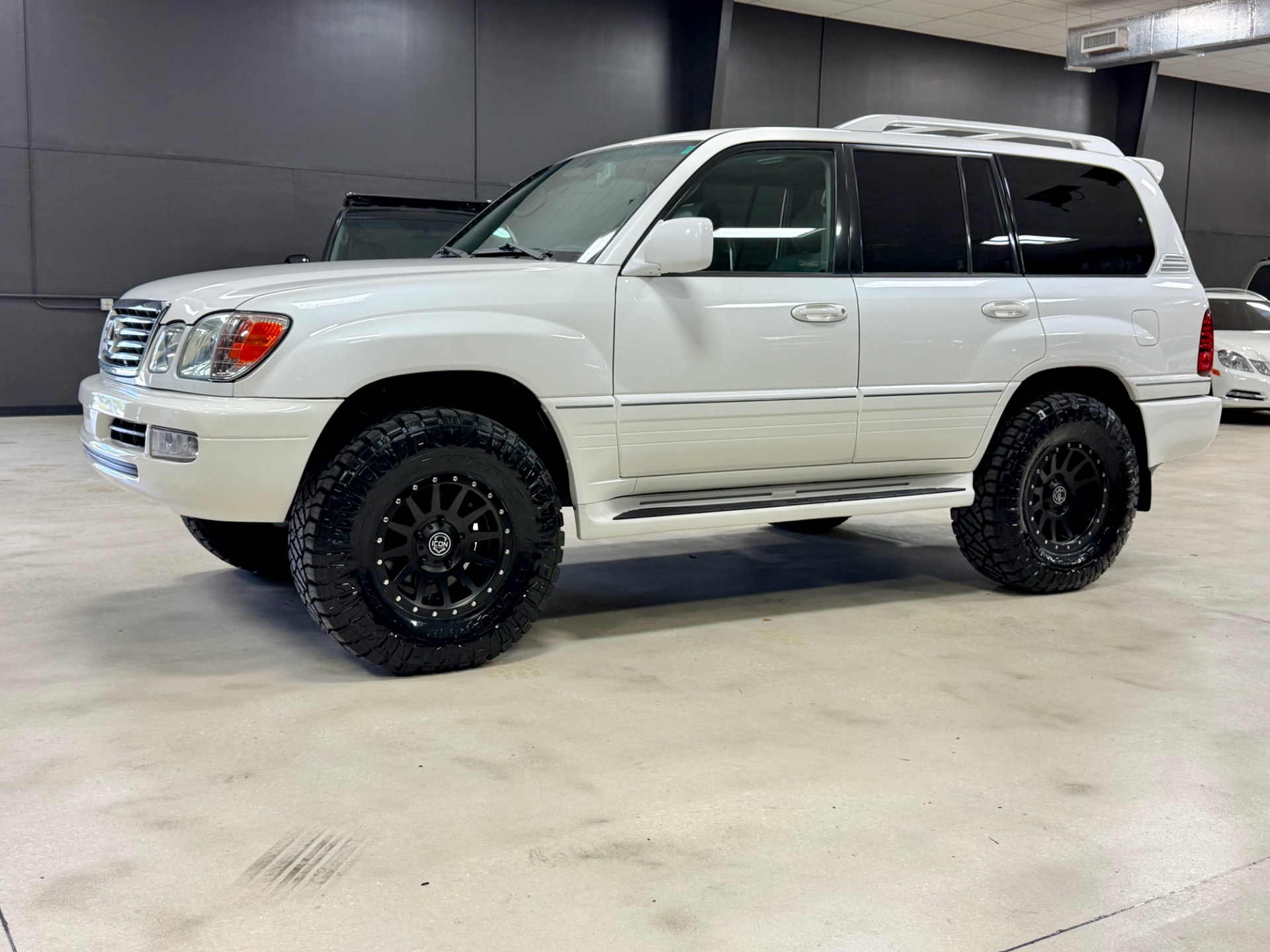 2006 Lexus LX 470 photo 2